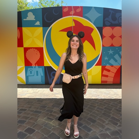 Hiya Pals! I’m your Posher, Kristen! ⭐️ - Picture 9 of 9